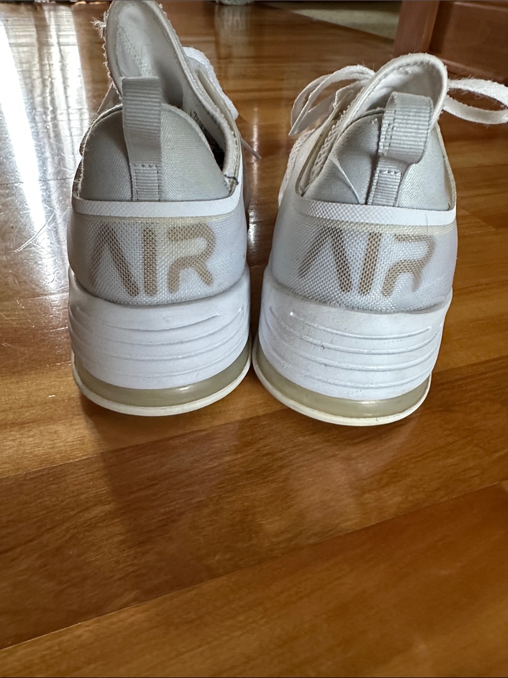 Nike Women's Air Max Bella TR 2 Training Shoes size 9.  White with Gold Swoosh - Picture 4 of 7